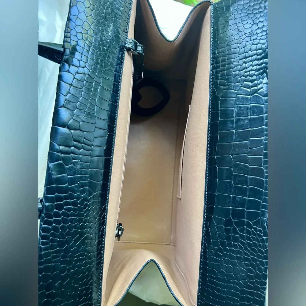 Alaia Leather Shoulder Bag - Picture 4 of 8